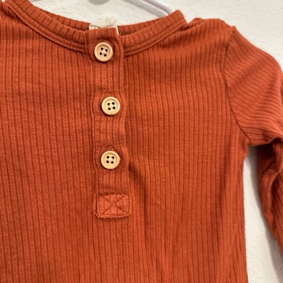 Kate Quinn Long Sleeve Bodysuit Modal Henley Rib Knit 3-6M Orange Rust Pumpkin - Picture 3 of 4